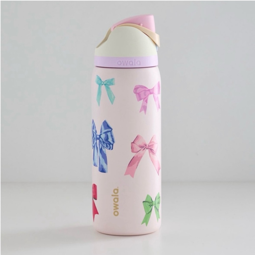 Owala UO Exclusive FreeSip light pink bow